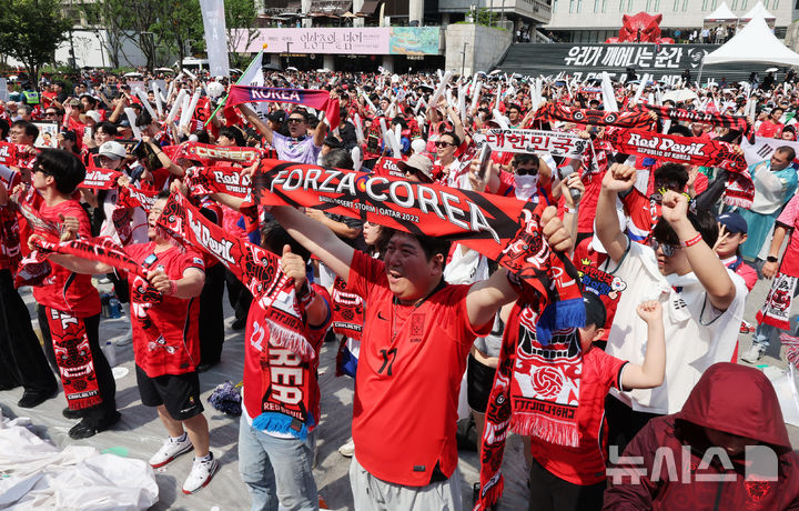 [서울=뉴시스] 배훈식 기자 = 2026 국제축구연맹(FIFA) 북중미 월드컵 조별리그 A조 2차전 대한민국과 멕시코의 경기가 열린 19일 오전 서울 종로구 광화문광장에서 시민들이 열띤 응원을 하고 있다. 2026.06.19. dahora83@newsis.com