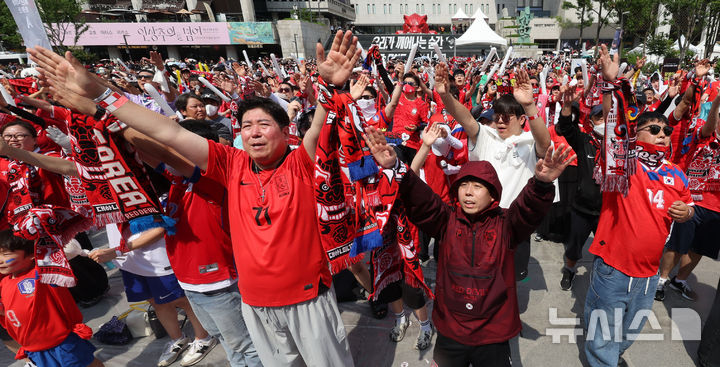 [서울=뉴시스] 배훈식 기자 = 2026 국제축구연맹(FIFA) 북중미 월드컵 조별리그 A조 2차전 대한민국과 멕시코의 경기가 열린 19일 오전 서울 종로구 광화문광장에서 시민들이 열띤 응원을 하고 있다. 2026.06.19. dahora83@newsis.com