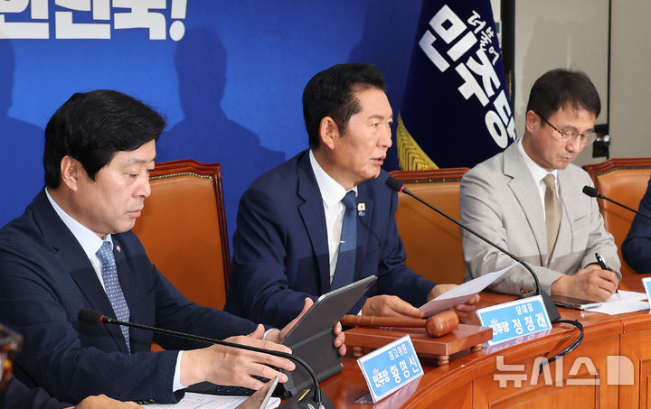 [서울=뉴시스] 최진석 기자 = 정청래 더불어민주당 대표가 19일 여의도 국회에서 열린 최고위원회의에서 발언하고 있다. 2026.06.19. myjs@newsis.com