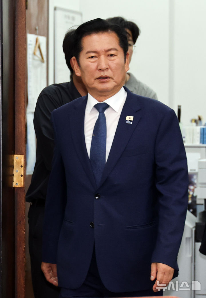 [서울=뉴시스] 최진석 기자 = 정청래 더불어민주당 대표가 19일 여의도 국회에서 열린 최고위원회의에 입장하고 있다. 2026.06.19. myjs@newsis.com