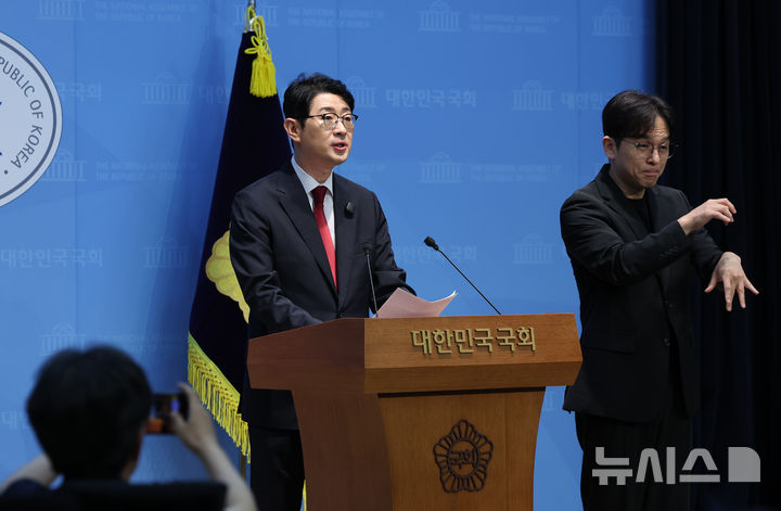 [서울=뉴시스] 김근수 기자 = 주진우 국민의힘 의원이 19일 오전 서울 여의도 국회 소통관에서 선관위 수의계약 및 수의계약 상위 업체 친민주당 인사 재직 의혹 관련 기자회견을 하고 있다. 2026.06.19. ks@newsis.com