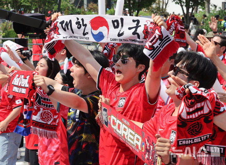 [서울=뉴시스] 배훈식 기자 = 2026 국제축구연맹(FIFA) 북중미 월드컵 조별리그 A조 2차전 대한민국과 멕시코의 경기가 열린 19일 오전 서울 종로구 광화문광장에서 시민들이 열띤 응원을 하고 있다. 2026.06.19. dahora83@newsis.com