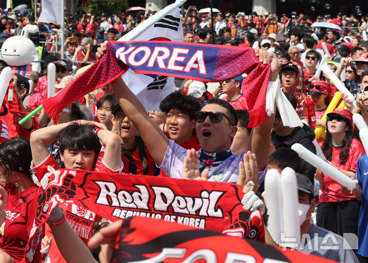 [서울=뉴시스] 배훈식 기자 = 2026 국제축구연맹(FIFA) 북중미 월드컵 조별리그 A조 2차전 대한민국과 멕시코의 경기가 열린 19일 오전 서울 종로구 광화문광장에서 시민들이 열띤 응원을 하고 있다. 2026.06.19. dahora83@newsis.com