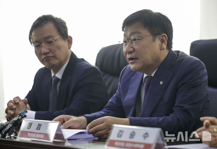 [서울=뉴시스] 정병혁 기자 = 정점식 국민의힘 원내대표가 19일 서울 영등포구 한국노총에서 열린 국민의힘-한국노총 간담회에서 인사말읗 하고 있다. 2026.06.19. jhope@newsis.com