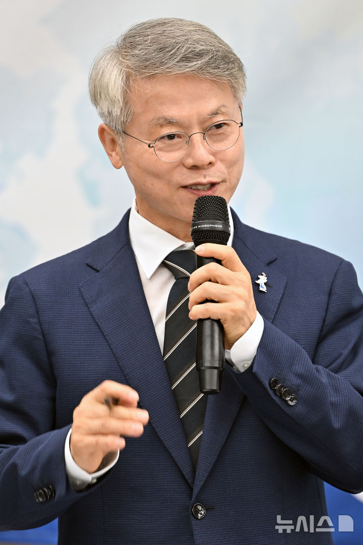 [광주=뉴시스] 이영주 기자 = 민형배 전남광주통합특별시장 당선인이 19일 오전 광주 북구 광주창조경제혁신센터에서 열린 '특별시민과 대화'에 참석해 지역 창업자들과 이야기를 나누고 있다. 2026.06.19. leeyj2578@newsis.com