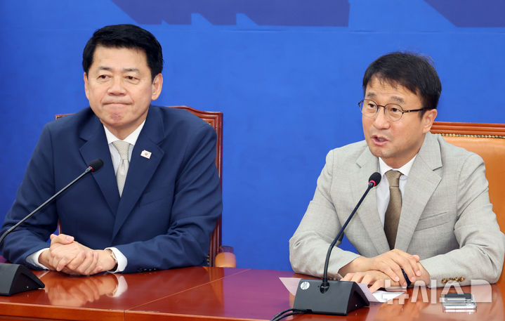 [서울=뉴시스] 최진석 기자 = 한병도(오른쪽) 더불어민주당 원내대표가 19일 여의도 국회에서 김준형 조국혁신당 원내대표를 접견하며 발언하고 있다. 2026.06.19. myjs@newsis.com