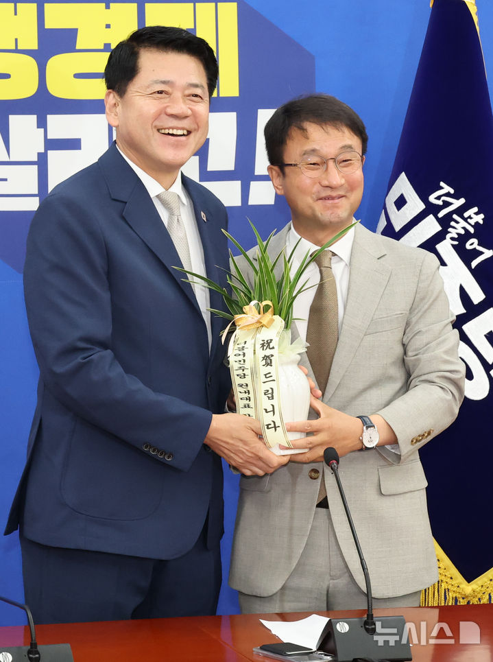 [서울=뉴시스] 최진석 기자 = 한병도 더불어민주당 원내대표가 19일 여의도 국회에서 김준형 조국혁신당 원내대표를 접견하며 축하난을 전달 후 기념촬영하고 있다. 2026.06.19. myjs@newsis.com