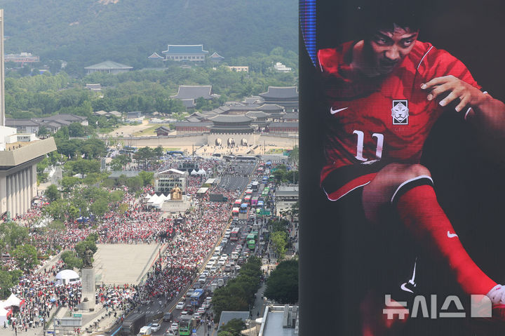[서울=뉴시스] 권창회 기자 = 2026 국제축구연맹(FIFA) 북중미 월드컵 조별리그 A조 2차전 대한민국과 멕시코의 경기가 열리고 있는 19일 오전 서울 종로구 광화문광장에서 시민들이 열띤 응원을 펼치고 있다. 2026.06.19. kch0523@newsis.com