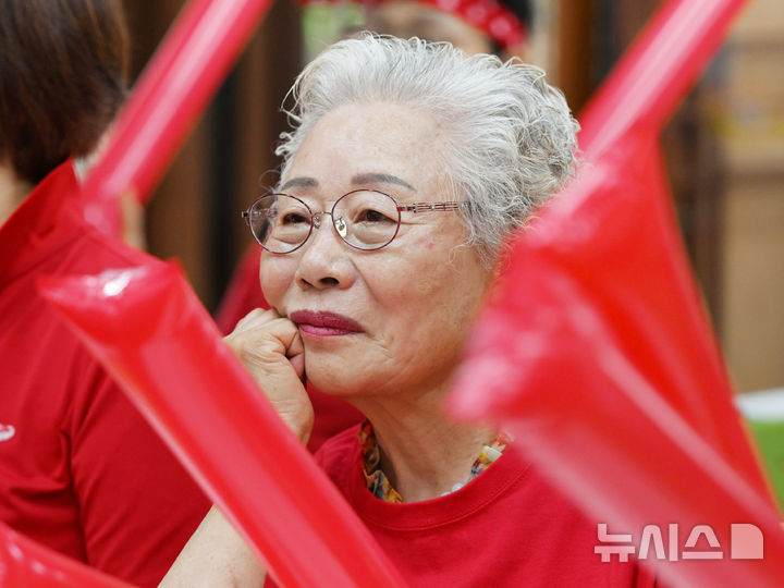 [광주=뉴시스] 이현행 기자 = 2026 FIFA 북중미 월드컵 A조 2차전 대한민국 대 멕시코전이 열린 19일 오전 광주 동구 충장동 마을 사랑채에서 한 어르신이 차분히 경기를 지켜보고 있다. 2026.06.19. lhh@newsis.com