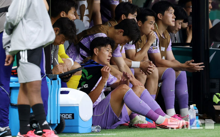[사포판(멕시코)=뉴시스] 김명년 기자 = 18일(현지 시간) 멕시코 과달라하라 스타디움에서 열린 2026 북중미 월드컵 조별리그 A조 대한민국과 멕시코의 경기. 손흥민이 교체돼 벤치에 앉아 있다. 2026.06.19. kmn@newsis.com