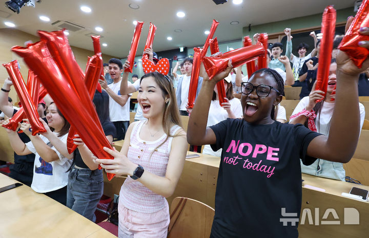 [대구=뉴시스] 이무열 기자 = 2026 북중미 월드컵 조별리그 A조 2차전 대한민국과 멕시코의 경기가 열린 19일 대구 남구 영남이공대학교에서 외국인 유학생들이 응원전을 펼치고 있다. 2026.06.19. lmy@newsis.com