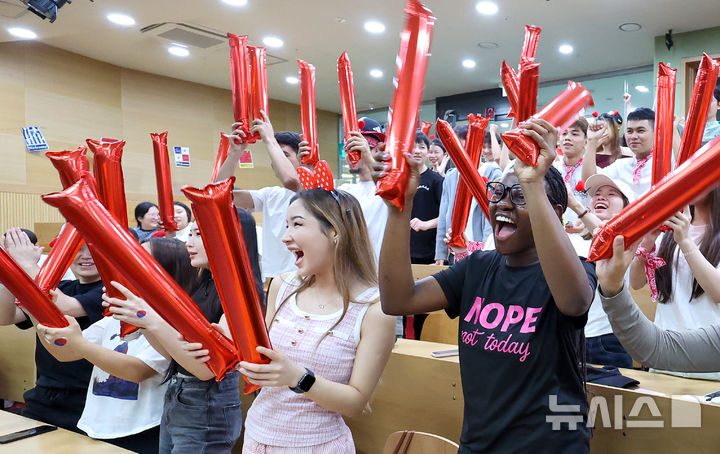 [대구=뉴시스] 이무열 기자 = 2026 북중미 월드컵 조별리그 A조 2차전 대한민국과 멕시코의 경기가 열린 19일 대구 남구 영남이공대학교에서 외국인 유학생들이 응원전을 펼치고 있다. 2026.06.19. lmy@newsis.com