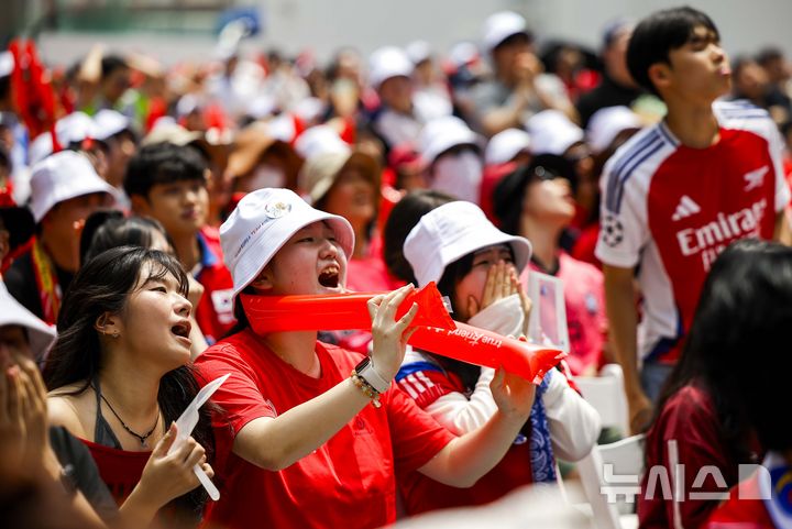 [서울=뉴시스] 정병혁 기자 = 2026 북중미 월드컵 조별리그 A조 2차전 대한민국과 멕시코의 경기가 열린 19일 서울 영등포구 한국투자증권 인근 도로에서 시민들이 응원을 하고 있다. 2026.06.19. jhope@newsis.com