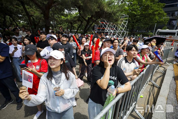 [서울=뉴시스] 정병혁 기자 = 2026 북중미 월드컵 조별리그 A조 2차전 대한민국과 멕시코의 경기가 열린 19일 서울 영등포구 한국투자증권 인근 도로에서 시민들이 응원을 하고 있다. 2026.06.19. jhope@newsis.com