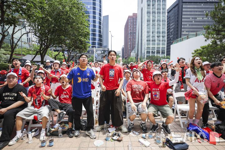[서울=뉴시스] 정병혁 기자 = 2026 북중미 월드컵 조별리그 A조 2차전 대한민국과 멕시코의 경기가 열린 19일 서울 영등포구 한국투자증권 인근 도로에서 시민들이 응원을 하고 있다. 2026.06.19. jhope@newsis.com