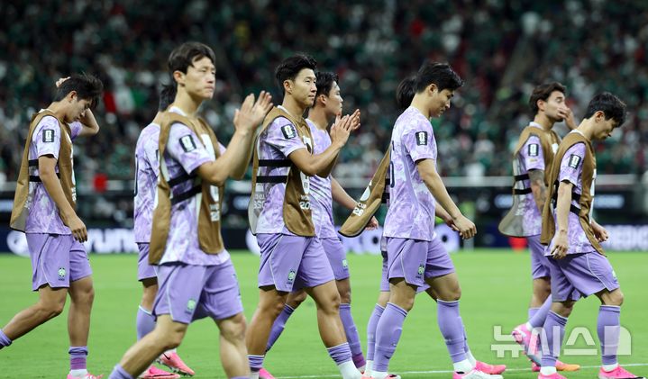 [사포판(멕시코)=뉴시스] 김명년 기자 = 18일(현지 시간) 멕시코 과달라하라 스타디움에서 열린 2026 북중미 월드컵 조별리그 A조 대한민국과 멕시코의 경기에서 패한 축구대표팀이 팬들에 인사하고 있다. 2026.06.19. kmn@newsis.com