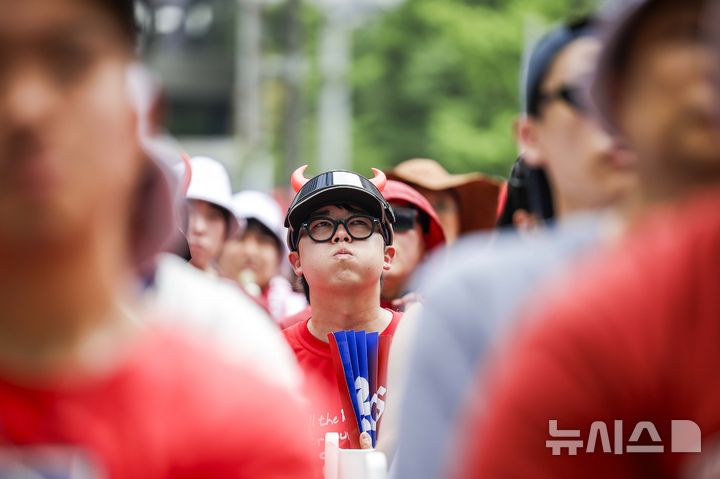 [서울=뉴시스] 정병혁 기자 = 2026 북중미 월드컵 조별리그 A조 2차전 대한민국과 멕시코의 경기가 열린 19일 서울 영등포구 한국투자증권 인근 도로에서 시민들이 응원을 하고 있다. 2026.06.19. jhope@newsis.com