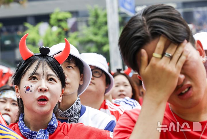 [서울=뉴시스] 정병혁 기자 = 2026 북중미 월드컵 조별리그 A조 2차전 대한민국과 멕시코의 경기가 열린 19일 서울 영등포구 한국투자증권 인근 도로에서 시민들이 응원을 하고 있다. 2026.06.19. jhope@newsis.com