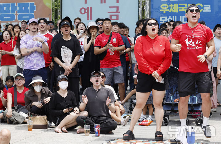 [서울=뉴시스] 김혜진 기자 = 2026 북중미 월드컵 조별리그 A조 2차전 한국과 멕시코 경기가 열리는 19일 서울 중구 신세계백화점 본점 앞에서 외국인 관광객들이 응원을 펼치고 있다. 2026.06.19. jini@newsis.com