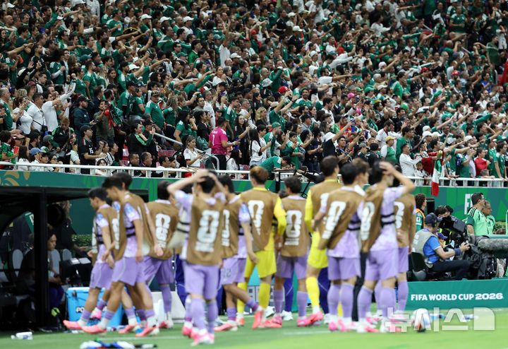 [사포판(멕시코)=뉴시스] 김명년 기자 = 18일(현지 시간) 멕시코 과달라하라 스타디움에서 열린 2026 북중미 월드컵 조별리그 A조 대한민국과 멕시코의 경기 종료 후 한국 축구대표팀이 경기장을 빠져나가고 있다. 한국은 멕시코에 0-1로 패했다. 2026.06.19. kmn@newsis.com