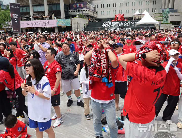 [서울=뉴시스] 배훈식 기자 = 2026 국제축구연맹(FIFA) 북중미 월드컵 조별리그 A조 2차전 대한민국과 멕시코의 경기가 열린 19일 오전 서울 종로구 광화문광장에서 멕시코의 선제골이 터지자 시민들이 안타까워 하고 있다. 2026.06.19. dahora83@newsis.com