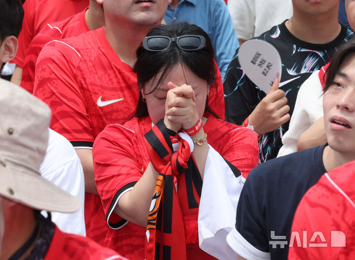 [서울=뉴시스] 배훈식 기자 = 2026 국제축구연맹(FIFA) 북중미 월드컵 조별리그 A조 2차전 대한민국과 멕시코의 경기가 열린 19일 오전 서울 종로구 광화문광장에서 응원하던 한 시민이 동점골을 기원하며 기도하고 있다. 2026.06.19. dahora83@newsis.com