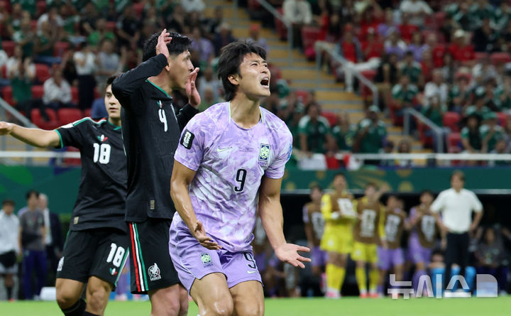 [사포판(멕시코)=뉴시스] 전신 기자 = 18일(현지 시간) 멕시코 과달라하라 스타디움에서 열린 2026 북중미 월드컵 조별리그 A조 대한민국과 멕시코의 경기에서 대한민국 조규성이 헤딩슛이 막히자 아쉬워하고 있다. 2026.06.19. photo1006@newsis.com