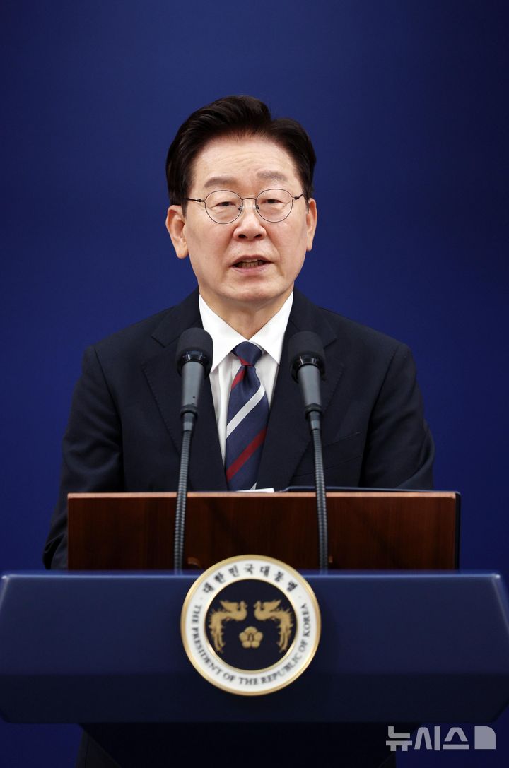 [서울=뉴시스] 고범준 기자 = 이재명 대통령이 19일 청와대 춘추관에서 유럽·G7 순방 결과 브리핑을 하고 있다. 2026.06.19. bjko@newsis.com