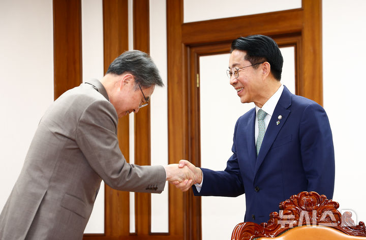 [서울=뉴시스] 김근수 기자 = 조정식(오른쪽) 국회의장이 19일 오후 서울 여의도 국회에서 조현 외교부 장관과 인사를 나누고 있다. 2026.06.19. ks@newsis.com