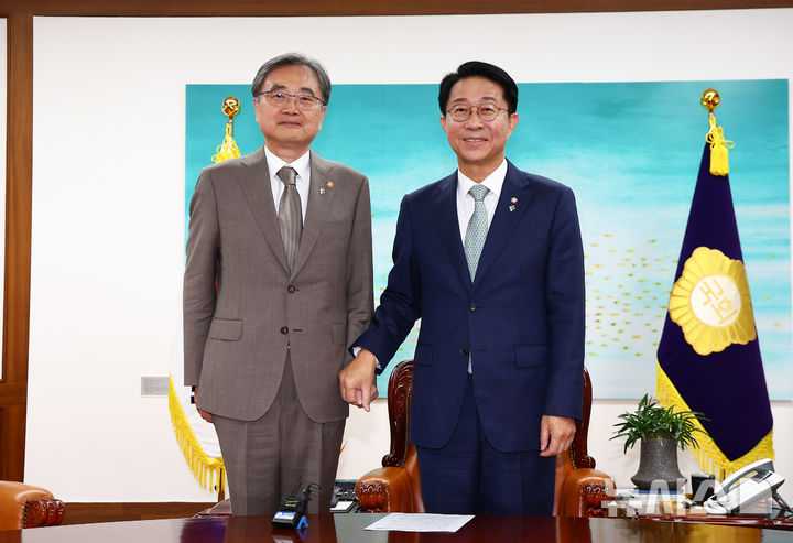 [서울=뉴시스] 김근수 기자 = 조정식(오른쪽) 국회의장이 19일 오후 서울 여의도 국회에서 조현 외교부 장관과 기념촬영을 하고 있다. 2026.06.19. ks@newsis.com