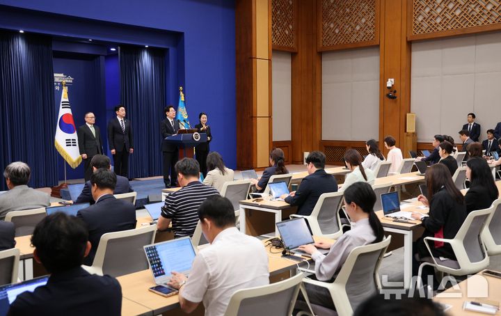 [서울=뉴시스] 고범준 기자 = 이재명 대통령이 19일 청와대 춘추관에서 유럽·G7 순방 결과 브리핑 후 취재진의 질문을 받고 있다. 2026.06.19. bjko@newsis.com