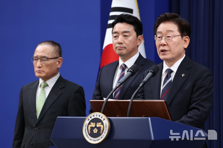 [서울=뉴시스] 고범준 기자 = 이재명 대통령이 19일 청와대 춘추관에서 유럽·G7 순방 결과 브리핑 후 취재진의 질문에 답변하고 있다. 2026.06.19. bjko@newsis.com