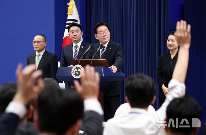 [서울=뉴시스] 고범준 기자 = 이재명 대통령이 19일 청와대 춘추관에서 유럽·G7 순방 결과 브리핑 후 취재진의 질문을 받고 있다. 2026.06.19. bjko@newsis.com