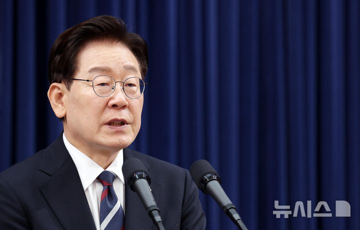 [서울=뉴시스] 고범준 기자 = 이재명 대통령이 19일 청와대 춘추관에서 유럽·G7 순방 결과 브리핑 후 취재진의 질문에 답변하고 있다. 2026.06.19. bjko@newsis.com