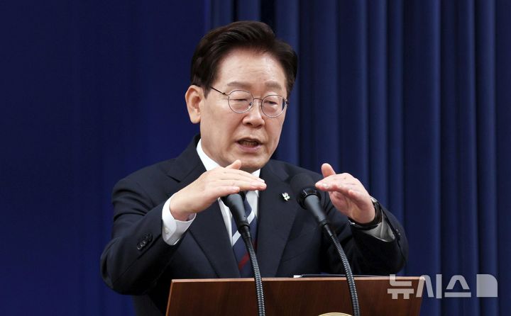 [서울=뉴시스] 고범준 기자 = 이재명 대통령이 19일 청와대 춘추관에서 유럽·G7 순방 결과 브리핑 후 취재진의 질문에 답변하고 있다. 2026.06.19. bjko@newsis.com