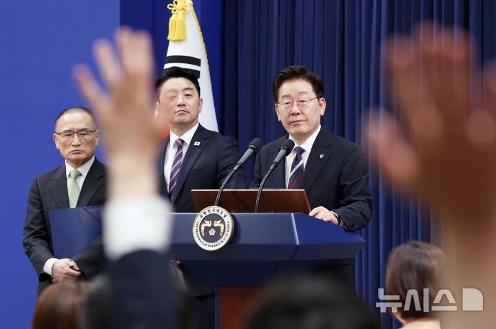 [서울=뉴시스] 고범준 기자 = 이재명 대통령이 19일 청와대 춘추관에서 유럽·G7 순방 결과 브리핑 후 취재진의 질문을 받고 있다. 2026.06.19. bjko@newsis.com