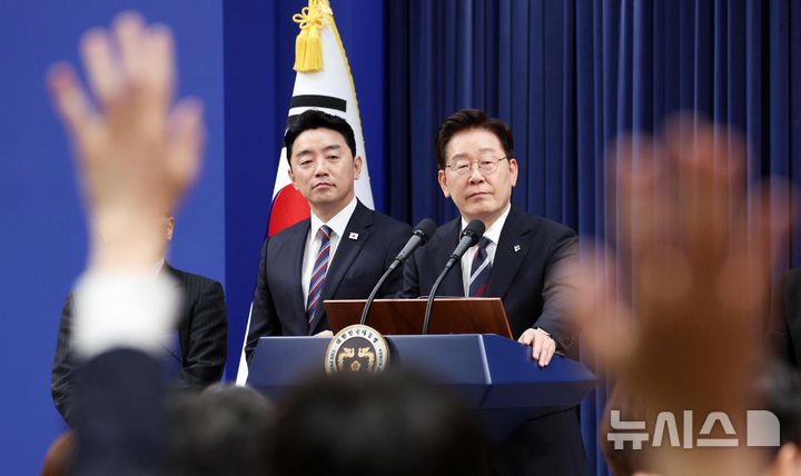 [서울=뉴시스] 고범준 기자 = 이재명 대통령이 19일 청와대 춘추관에서 유럽·G7 순방 결과 브리핑 후 취재진의 질문을 받고 있다. 2026.06.19. bjko@newsis.com
