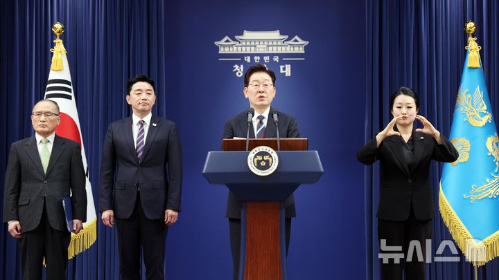 [서울=뉴시스] 고범준 기자 = 이재명 대통령이 19일 청와대 춘추관에서 유럽·G7 순방 결과 브리핑 후 취재진의 질문에 답변하고 있다. 2026.06.19. bjko@newsis.com