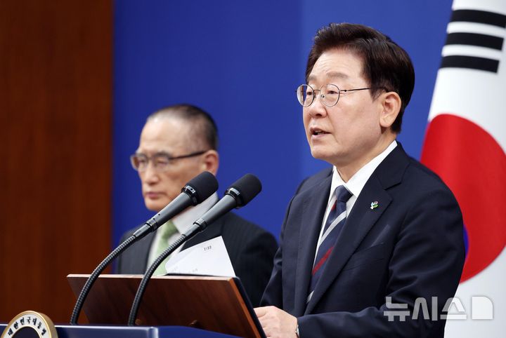 [서울=뉴시스] 고범준 기자 = 이재명 대통령이 19일 청와대 춘추관에서 유럽·G7 순방 결과 브리핑 후 취재진의 질문에 답변하고 있다. 2026.06.19. bjko@newsis.com