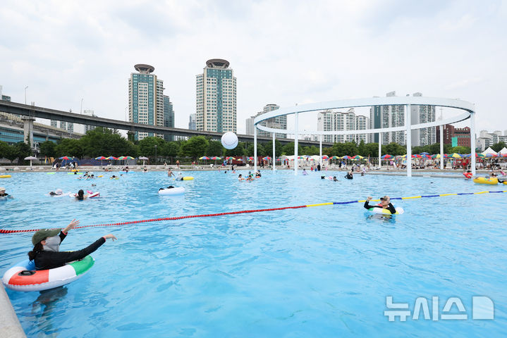 [서울=뉴시스] 황준선 기자 = 한강 수영장과 물놀이장이 개장한 19일 서울 광진구 뚝섬 한강공원 수영장을 찾은 시민들이 물놀이를 즐기고 있다. 서울시는 여름철을 맞아 한강 뚝섬·여의도 수영장과 잠실·광나루·난지·양화 물놀이장을 이날 동시 개장해 오는 8월30일까지 운영한다. 2026.06.19. hwang@newsis.com