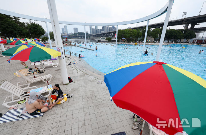 [서울=뉴시스] 황준선 기자 = 한강 수영장과 물놀이장이 개장한 19일 서울 광진구 뚝섬 한강공원 수영장을 찾은 시민들이 물놀이를 즐기고 있다. 서울시는 여름철을 맞아 한강 뚝섬·여의도 수영장과 잠실·광나루·난지·양화 물놀이장을 이날 동시 개장해 오는 8월30일까지 운영한다. 2026.06.19. hwang@newsis.com