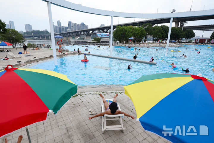 [서울=뉴시스] 황준선 기자 = 한강 수영장과 물놀이장이 개장한 19일 서울 광진구 뚝섬 한강공원 수영장을 찾은 시민들이 물놀이를 즐기고 있다. 서울시는 여름철을 맞아 한강 뚝섬·여의도 수영장과 잠실·광나루·난지·양화 물놀이장을 이날 동시 개장해 오는 8월30일까지 운영한다. 2026.06.19. hwang@newsis.com