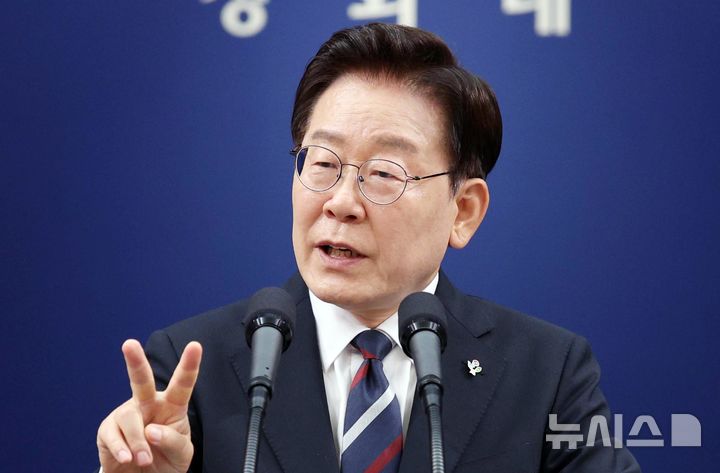 [서울=뉴시스] 고범준 기자 = 이재명 대통령이 19일 청와대 춘추관에서 유럽·G7 순방 결과 브리핑 후 취재진의 질문에 답변하고 있다. 2026.06.19. bjko@newsis.com