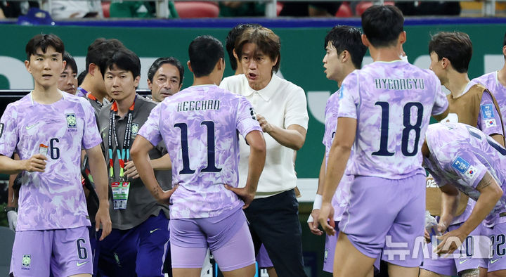 [사포판(멕시코)=뉴시스] 전신 기자 = 18일(현지 시간) 멕시코 과달라하라 스타디움에서 열린 2026 북중미 월드컵 조별리그 A조 대한민국과 멕시코의 경기에서 대한민국 홍명보 감독이 황희찬에게 작전을 지시하고 있다. 2026.06.19. photo1006@newsis.com