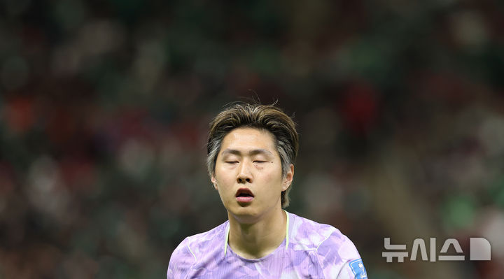 [사포판(멕시코)=뉴시스] 김명년 기자 = 18일(현지 시간) 멕시코 과달라하라 스타디움에서 열린 2026 북중미 월드컵 조별리그 A조 대한민국과 멕시코의 경기, 대한민국 이강인이 눈을 감고 있다. 2026.06.19. kmn@newsis.com