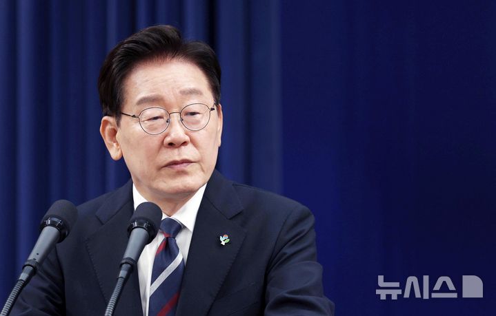 [서울=뉴시스] 고범준 기자 = 이재명 대통령이 19일 청와대 춘추관에서 유럽·G7 순방 결과 브리핑 후 취재진의 질문에 답변하고 있다. 2026.06.19. bjko@newsis.com