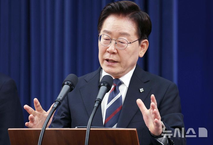 [서울=뉴시스] 고범준 기자 = 이재명 대통령이 19일 청와대 춘추관에서 유럽·G7 순방 결과 브리핑 후 취재진의 질문에 답변하고 있다. 2026.06.19. bjko@newsis.com