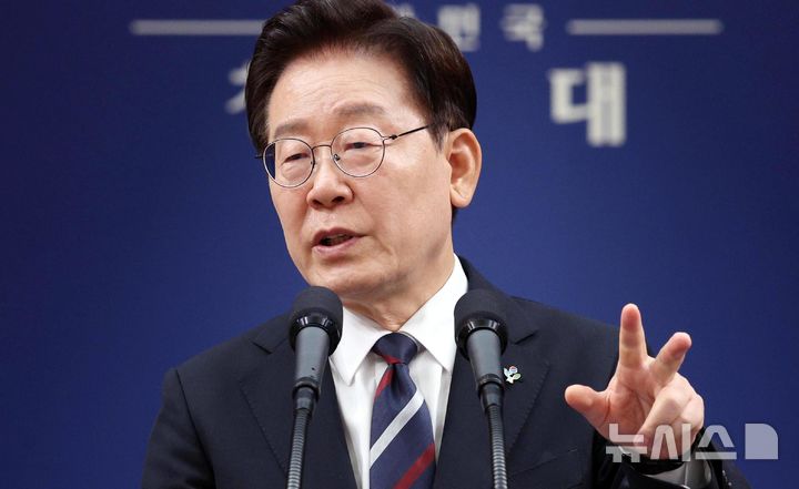 [서울=뉴시스] 고범준 기자 = 이재명 대통령이 19일 청와대 춘추관에서 유럽·G7 순방 결과 브리핑 후 취재진의 질문에 답변하고 있다. 2026.06.19. bjko@newsis.com