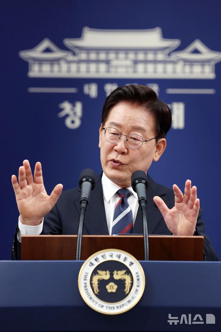 [서울=뉴시스] 고범준 기자 = 이재명 대통령이 19일 청와대 춘추관에서 유럽·G7 순방 결과 브리핑 후 취재진의 질문에 답변하고 있다. 2026.06.19. bjko@newsis.com