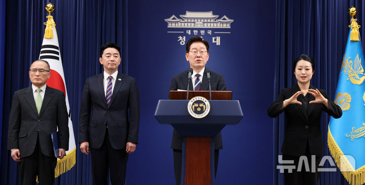 [서울=뉴시스] 고범준 기자 = 이재명 대통령이 19일 청와대 춘추관에서 유럽·G7 순방 결과 브리핑을 하고 있다.&nbsp; 왼쪽부터 위성락 국가안보실장, 강훈식 비서실장, 이 대통령. 2026.06.19. bjko@newsis.com